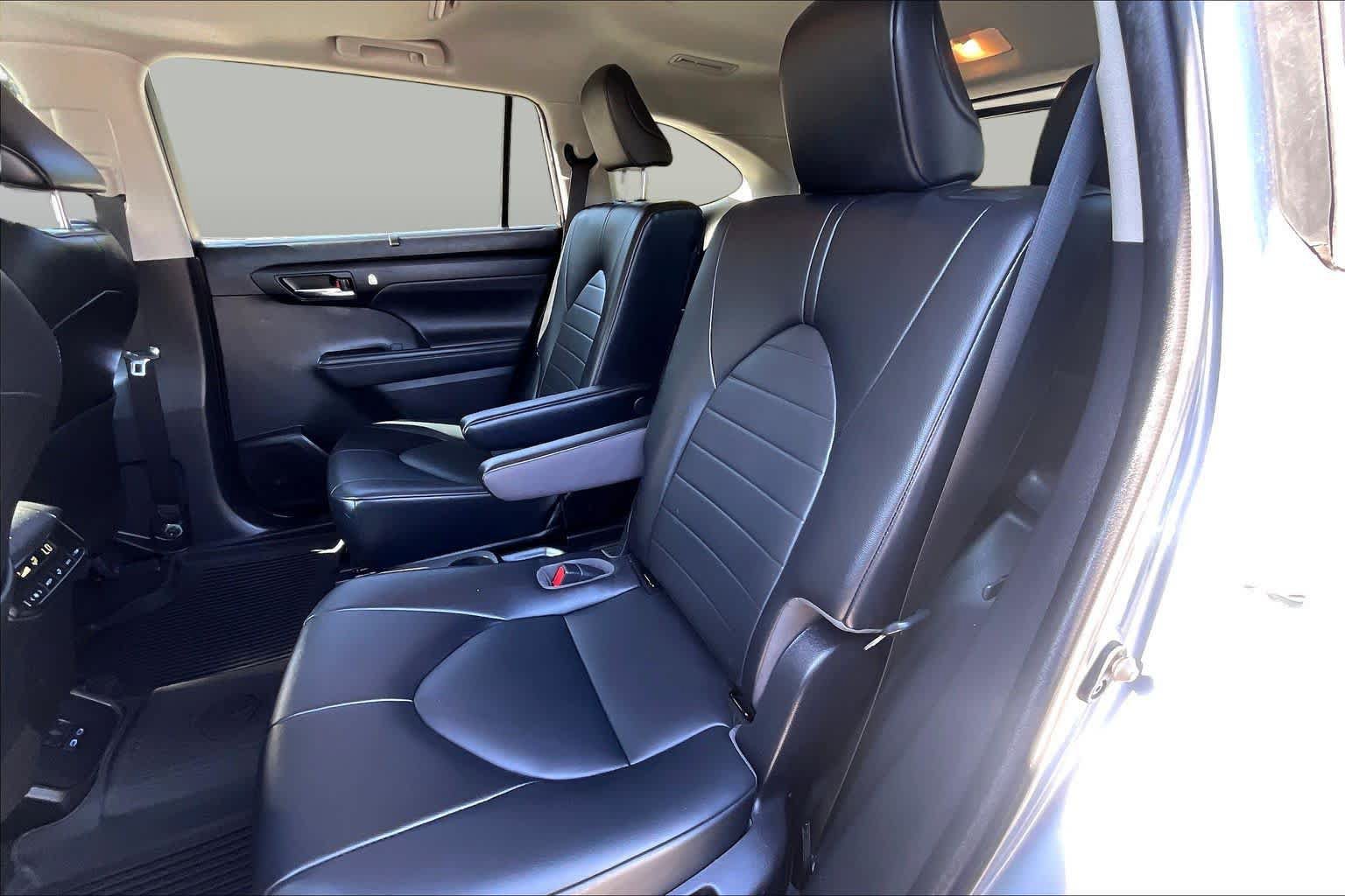 Used 2022 Toyota Highlander XLE FWD image 20