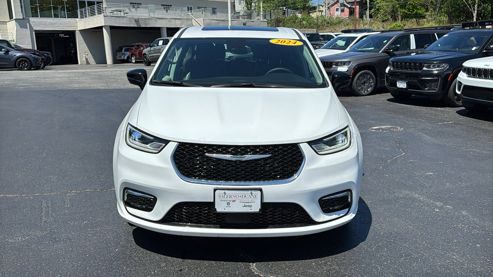 Certified 2024 Chrysler Pacifica Limited FWD image 2
