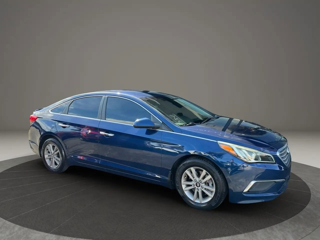 Used 2015 Hyundai Sonata SE w/ Option Group 09 FWD image 2