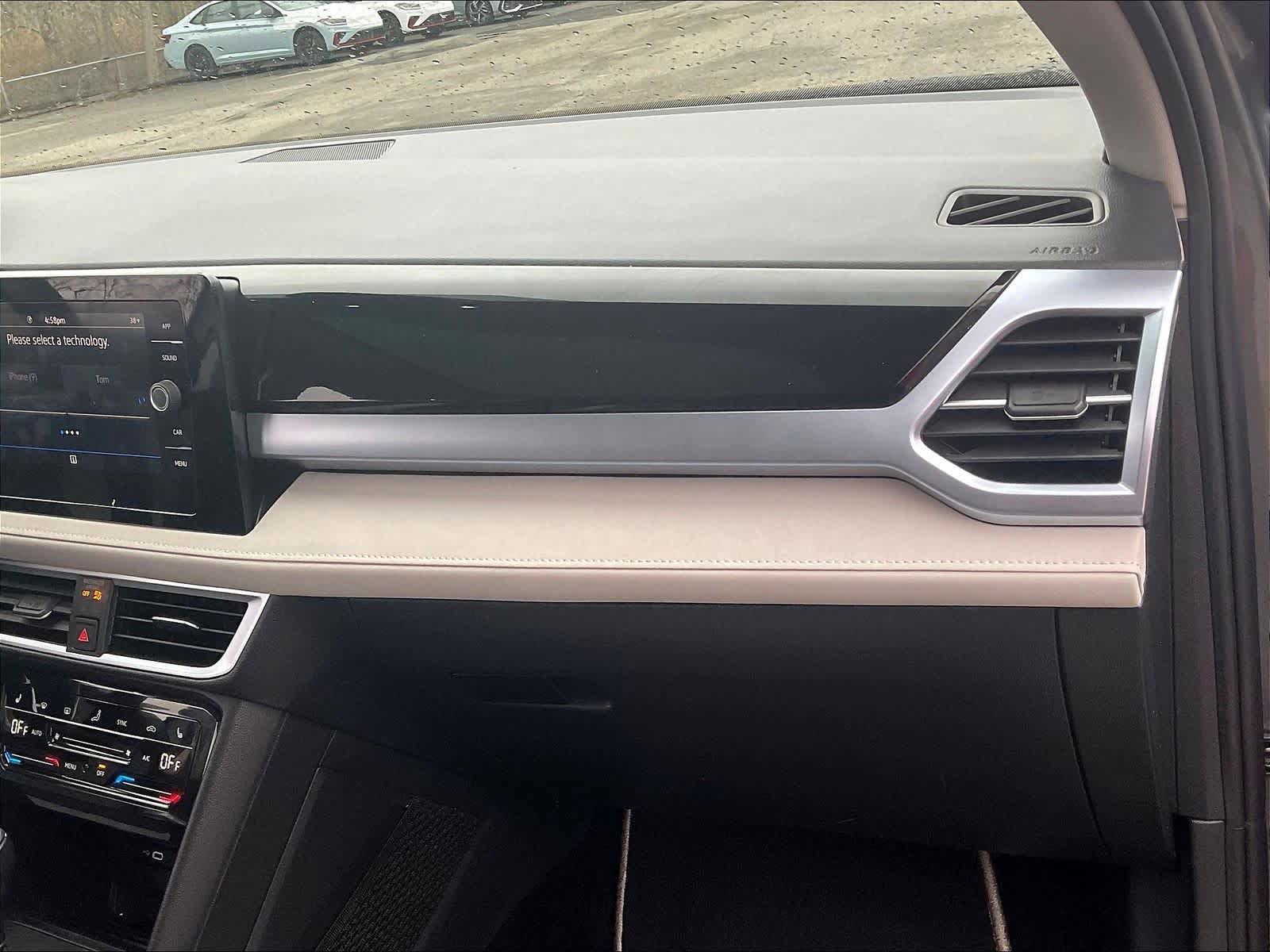 Used 2025 Volkswagen Taos SE w/ Panoramic Sunroof Package AWD/4WD image 13