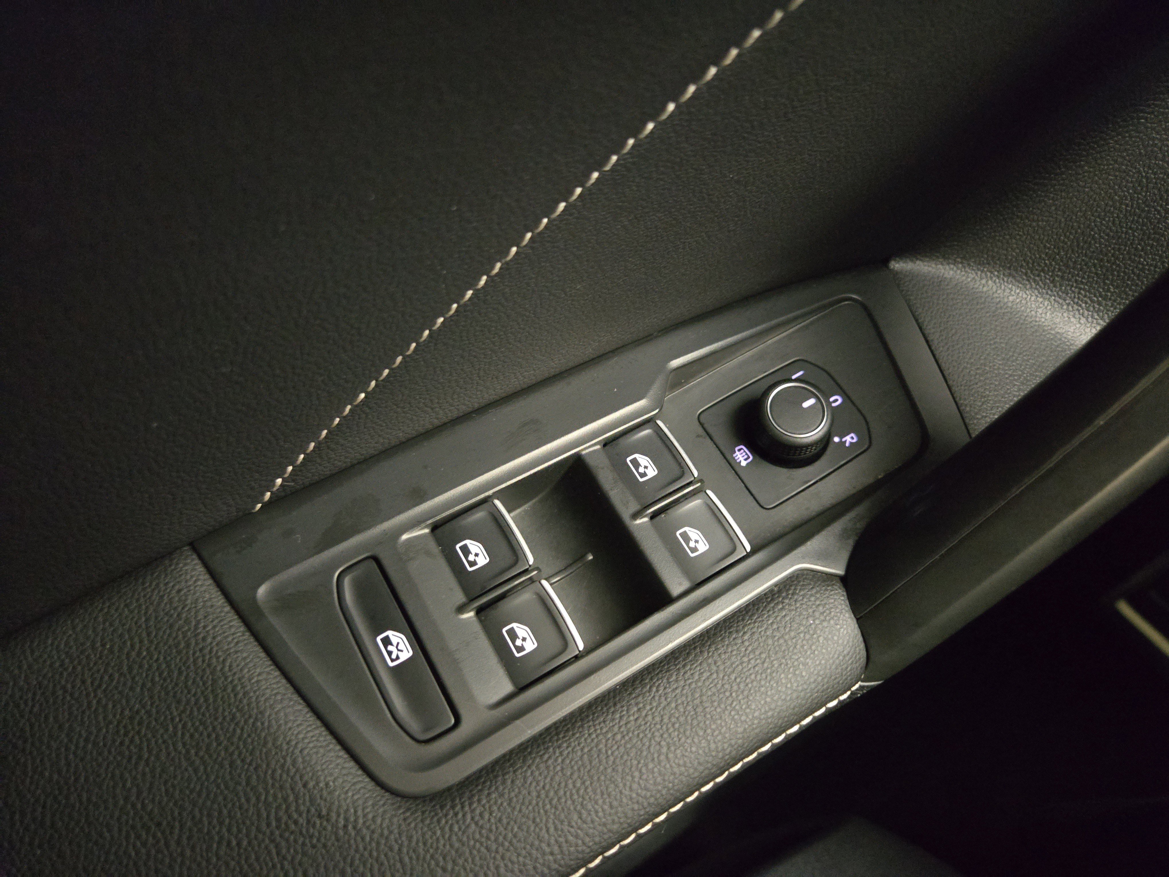 Used 2023 Volkswagen Tiguan SE R-Line image 30