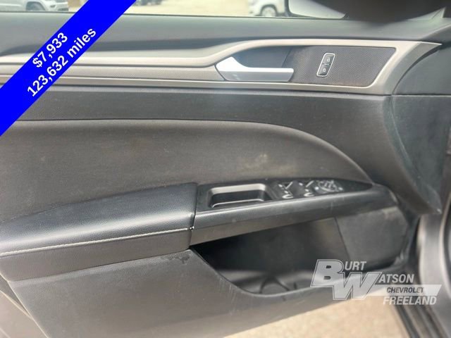 Used 2017 Ford Fusion SE w/ Fusion SE Technology Package image 11