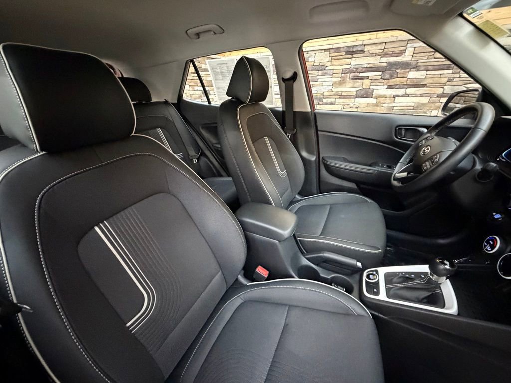Used 2024 Hyundai Venue Limited FWD image 15