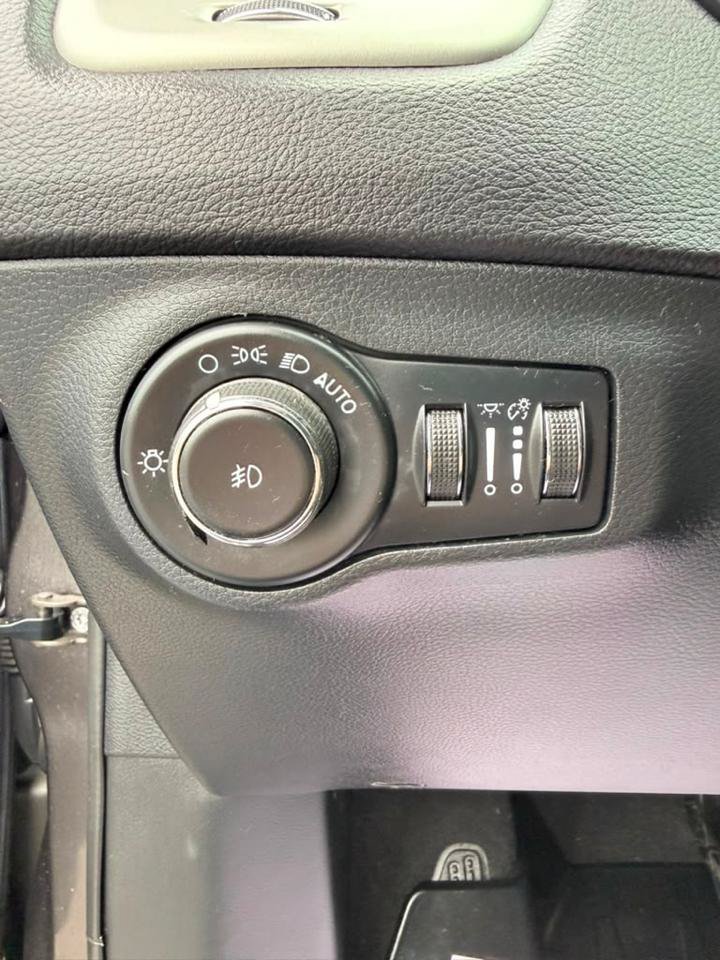 Used 2021 Jeep Compass Latitude w/ Sun and Sound Group FWD image 17
