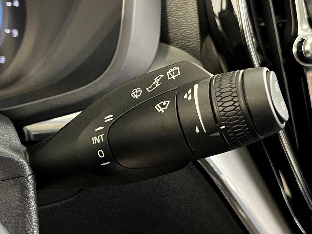 Used 2022 Volvo XC60 B5 Momentum image 35