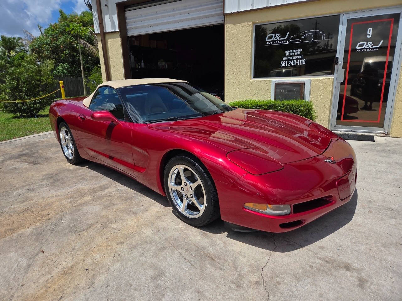 Used 2004 Chevrolet Corvette Convertible w/ Preferred Equipment Group RWD image 2