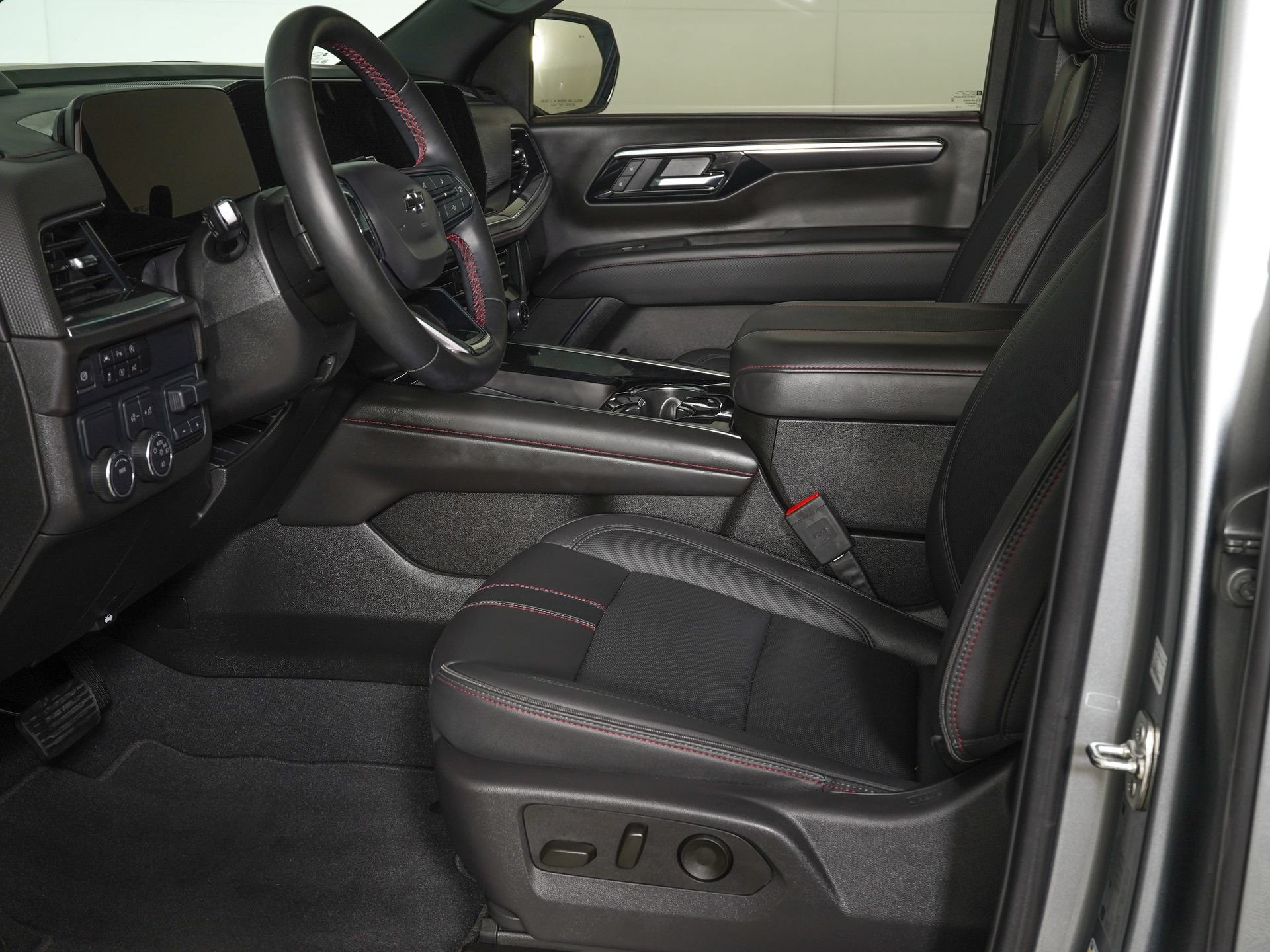 Used 2025 Chevrolet Suburban RST w/ Comfort Package RWD image 15