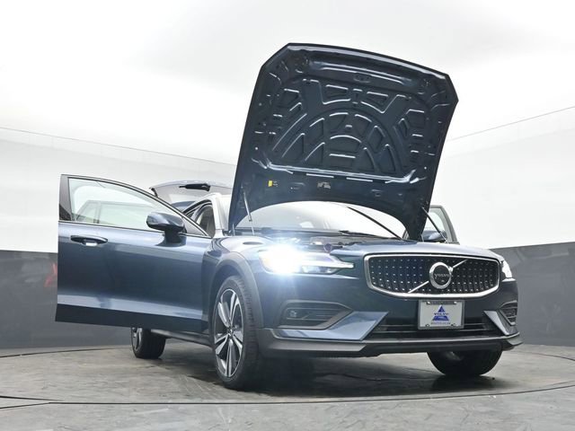 Used 2023 Volvo V60 B5 Cross Country Plus image 53