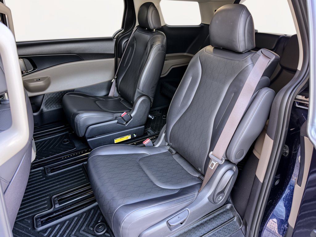 Used 2025 Kia Carnival FWD image 25