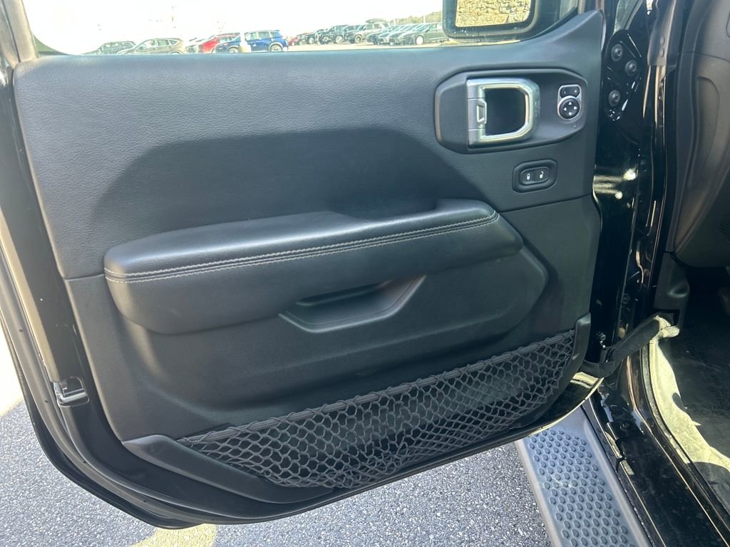 Used 2018 Jeep Wrangler Unlimited Sahara w/ Cold Weather Group image 18