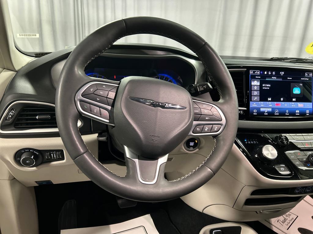 Used 2024 Chrysler Pacifica Touring-L FWD image 15