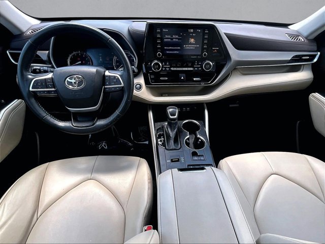 Used 2022 Toyota Highlander XLE FWD image 16