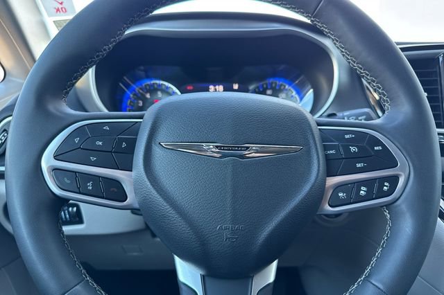 Used 2023 Chrysler Pacifica Touring-L image 36