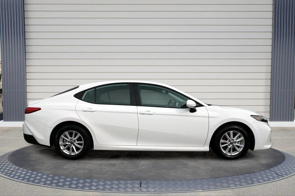 Used 2025 Toyota Camry LE FWD image 8