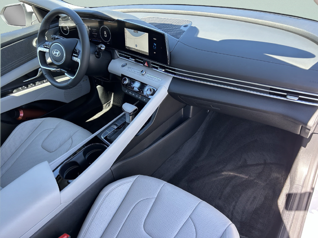 Certified 2025 Hyundai Elantra Limited FWD image 16