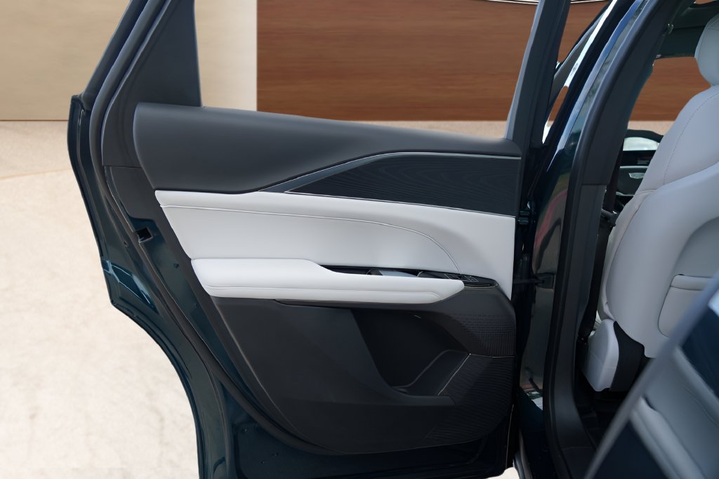 Used 2025 Cadillac Lyriq Luxury w/ LPO, Floor Liner Package RWD image 33