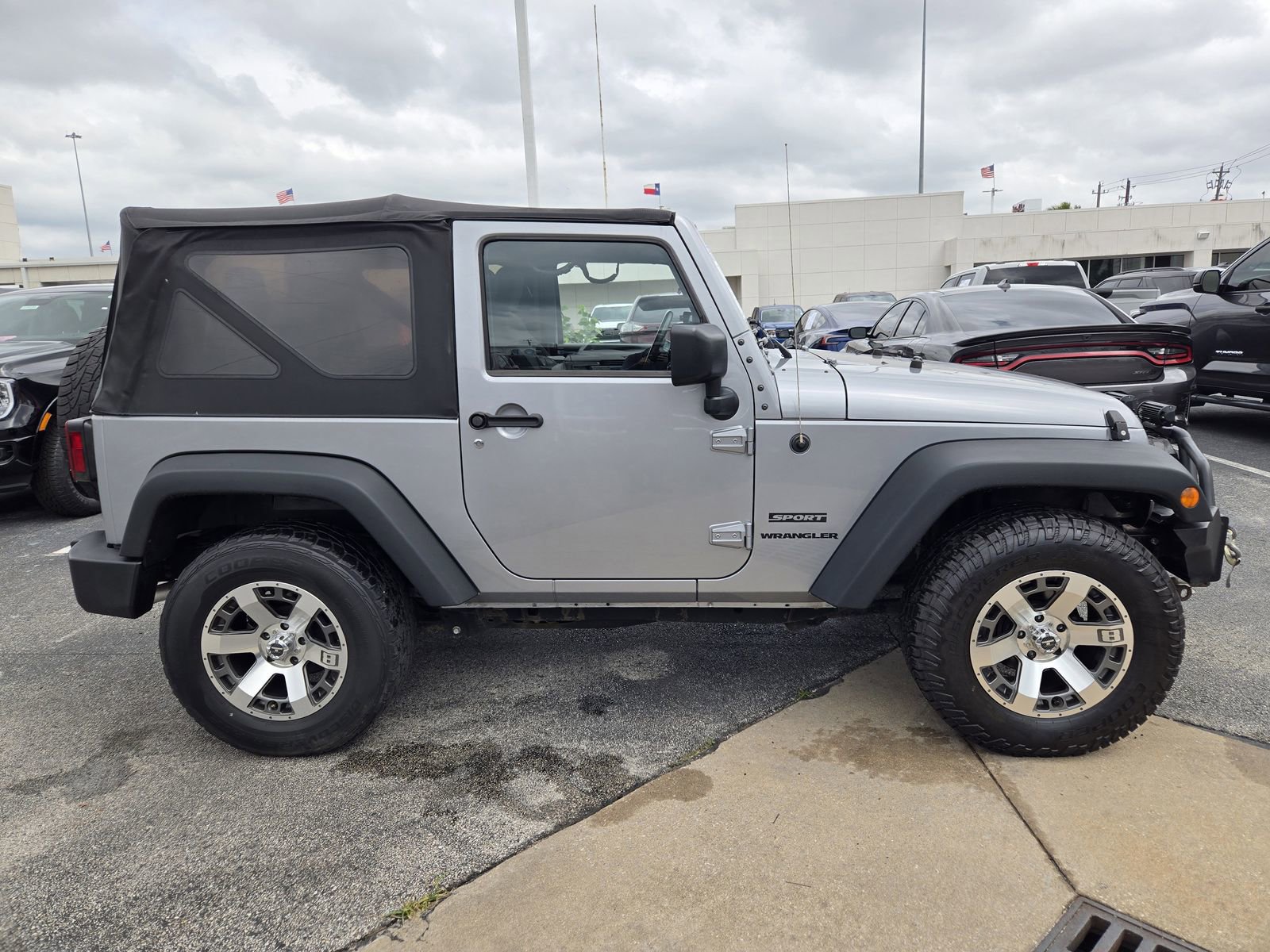 Used 2015 Jeep Wrangler Sport w/ Connectivity Group AWD/4WD image 4