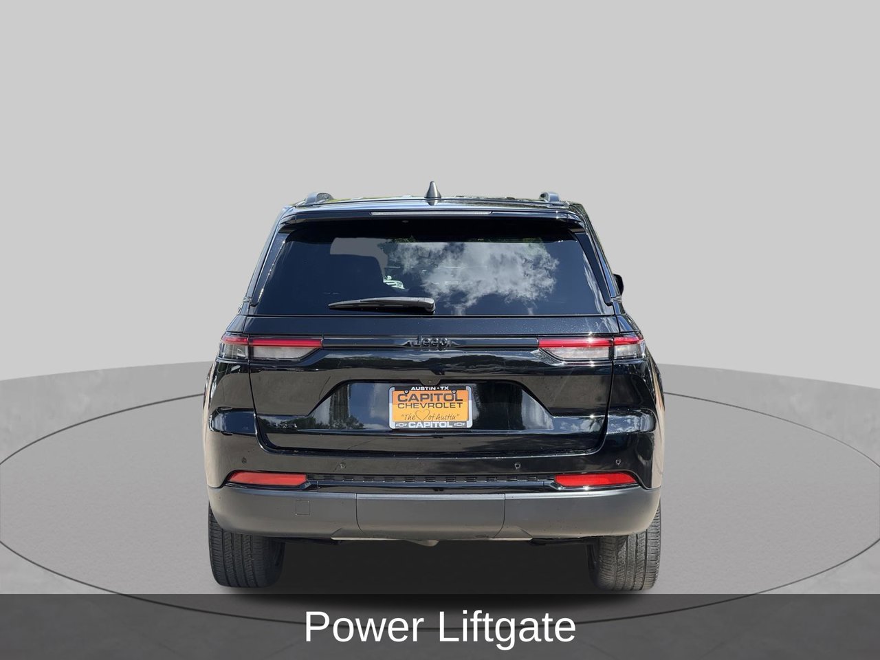 Used 2023 Jeep Grand Cherokee Altitude AWD/4WD image 4