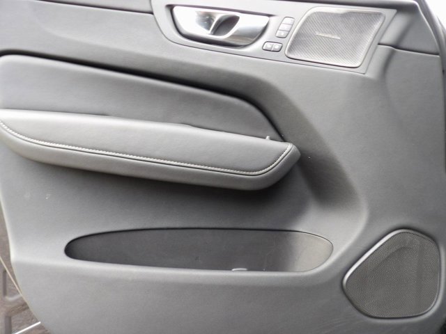 Certified 2024 Volvo XC60 B5 Ultimate w/ Protection Package Premier image 10