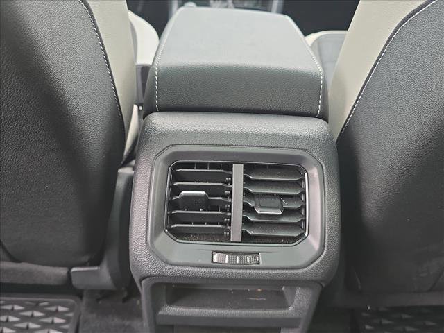 Used 2025 Volkswagen Taos SE image 18