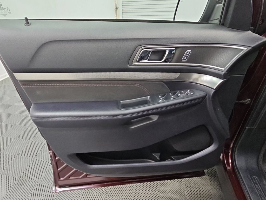 Used 2018 Ford Explorer XLT w/ Equipment Group 202A FWD image 32