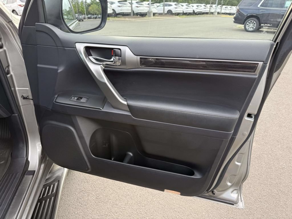 Used 2023 Lexus GX 460 Premium w/ Accessory Package AWD/4WD image 15