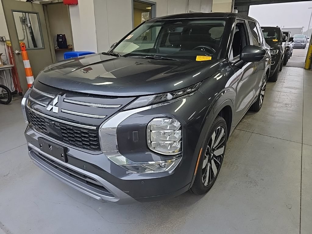 Used 2025 Mitsubishi Outlander AWD image 2