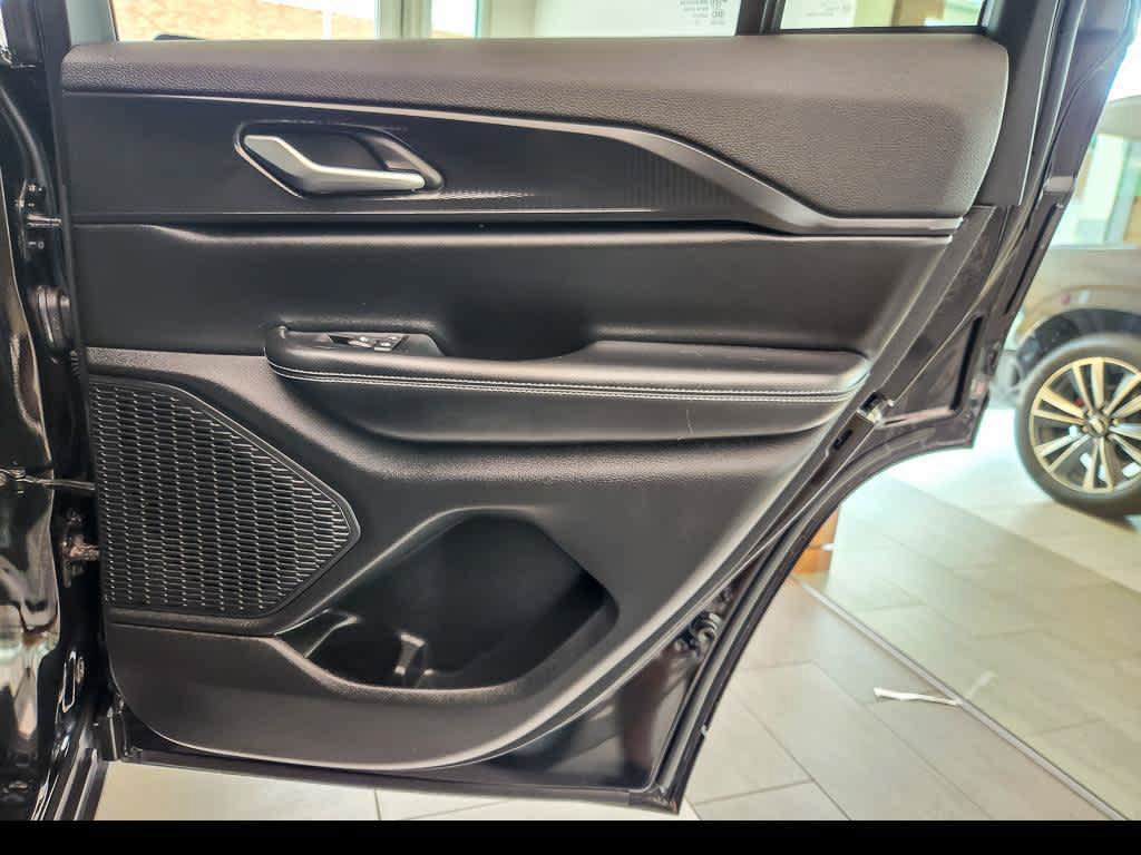 Used 2023 Jeep Grand Cherokee Laredo AWD/4WD image 21