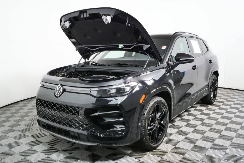 Certified 2025 Volkswagen Tiguan SE R-Line FWD image 32