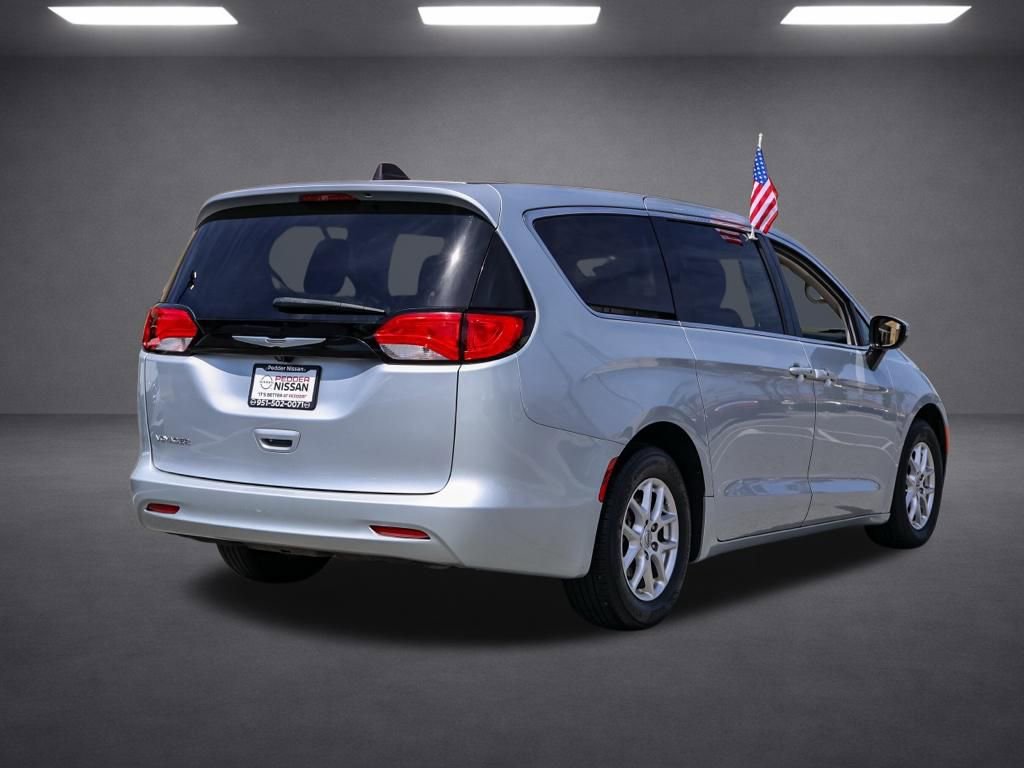 Used 2023 Chrysler Voyager LX image 4
