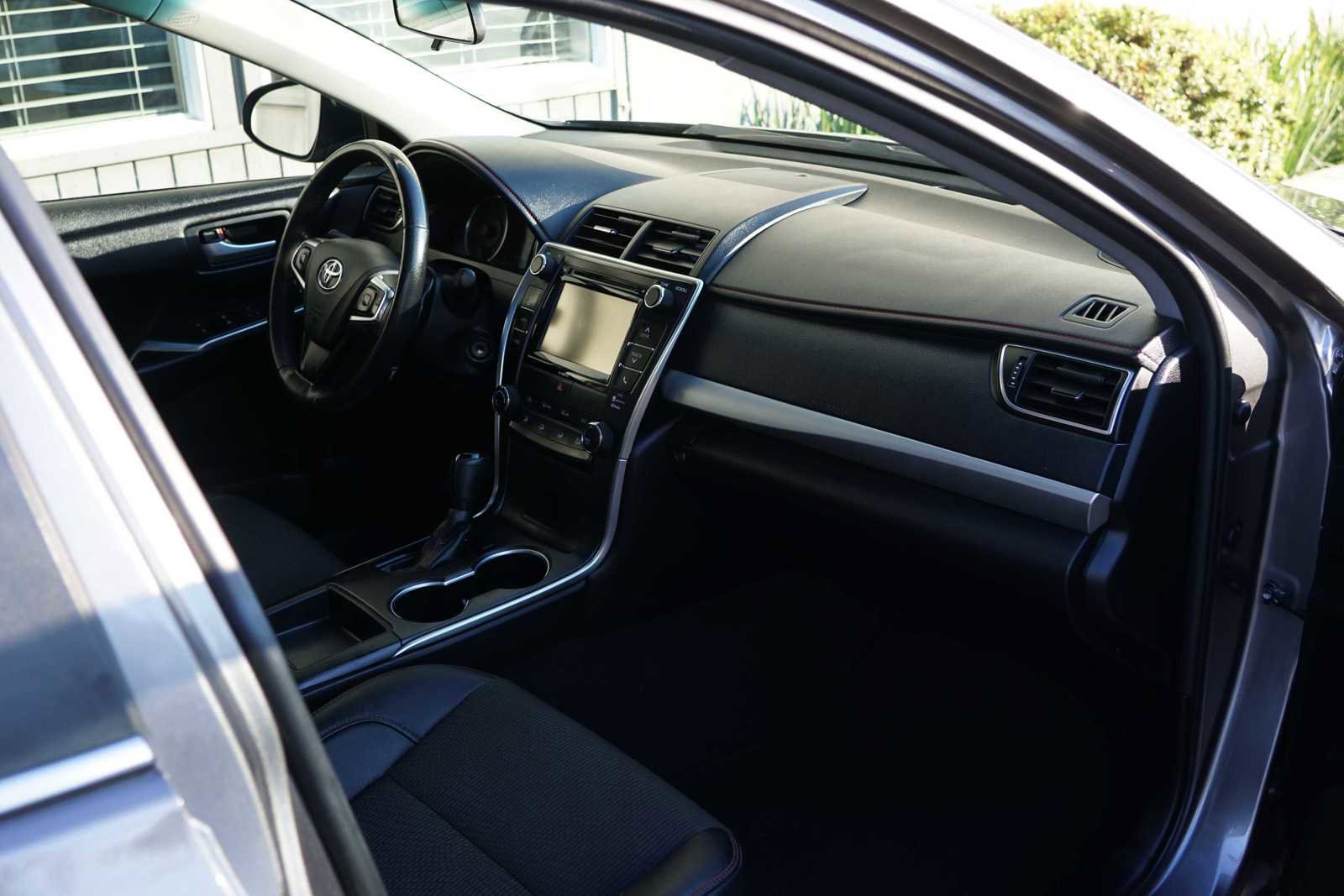 Used 2017 Toyota Camry SE w/ Moonroof Package image 34