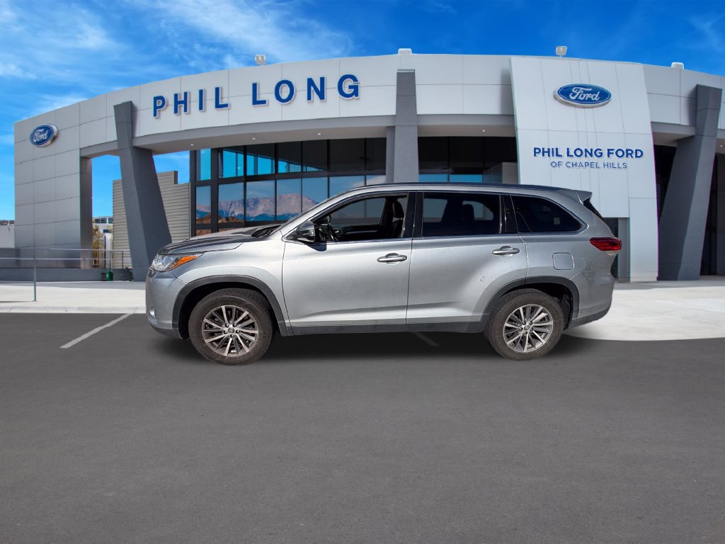 Used 2019 Toyota Highlander XLE FWD image 3