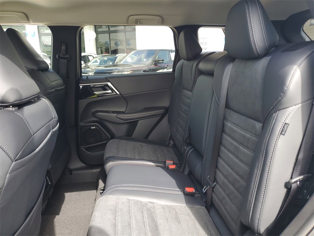 New 2025 Mitsubishi Outlander SE image 13