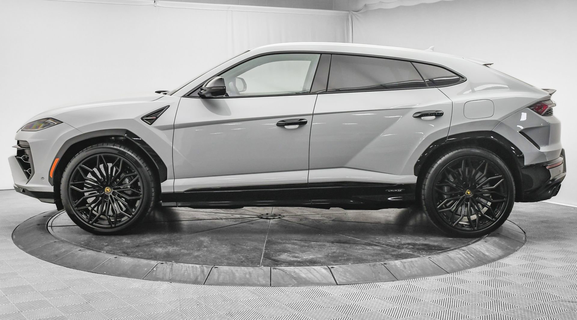 Used 2025 Lamborghini Urus SE image 4