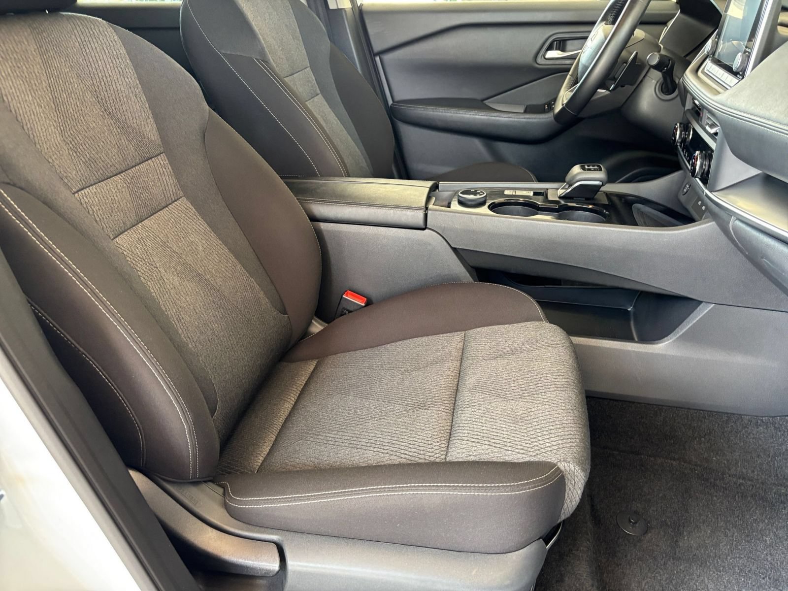 Used 2025 Nissan Rogue SV AWD/4WD image 37