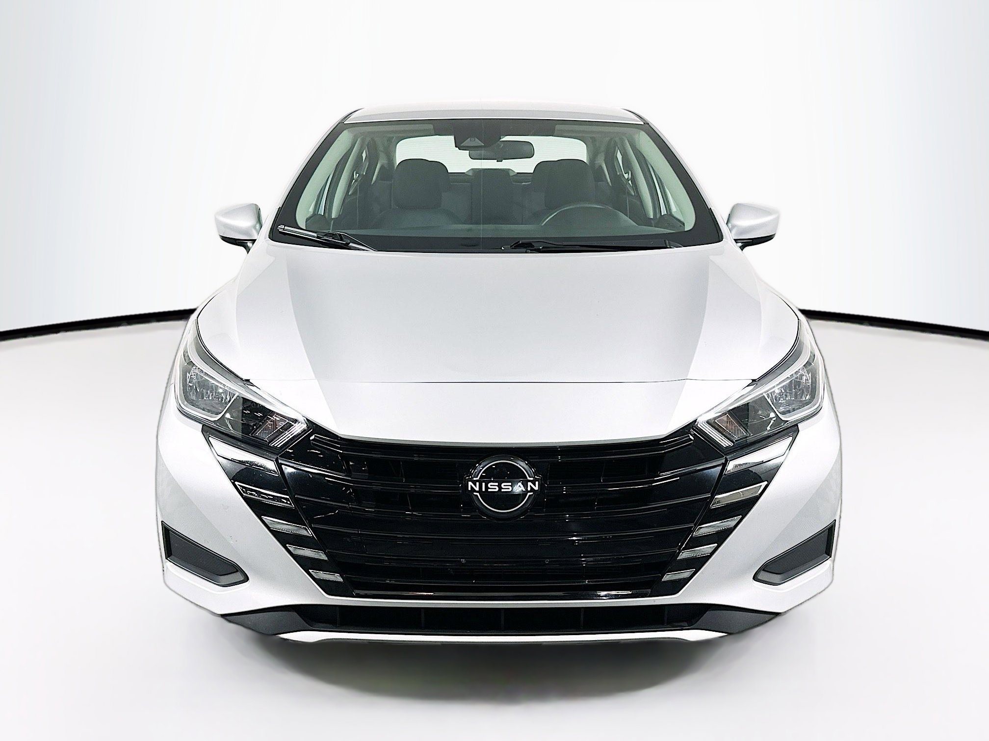 Used 2023 Nissan Versa SV image 2