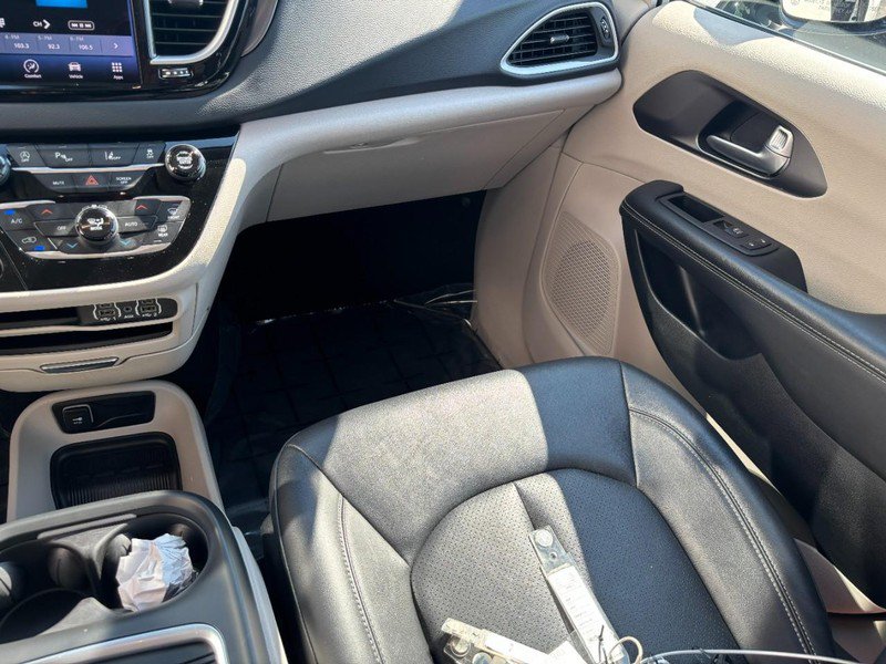 Used 2024 Chrysler Pacifica Touring-L FWD image 19