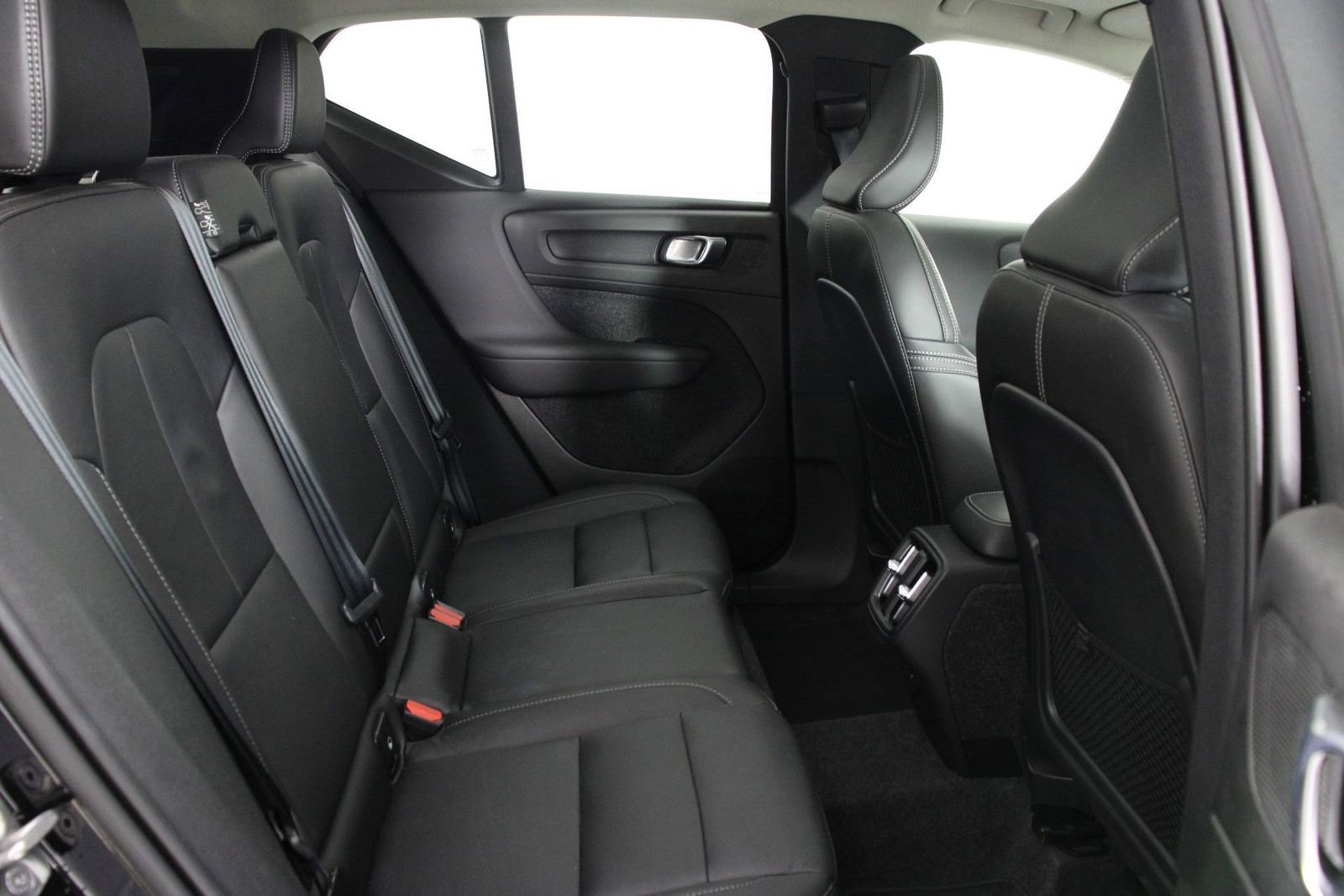 Used 2025 Volvo XC40 B5 Plus image 30