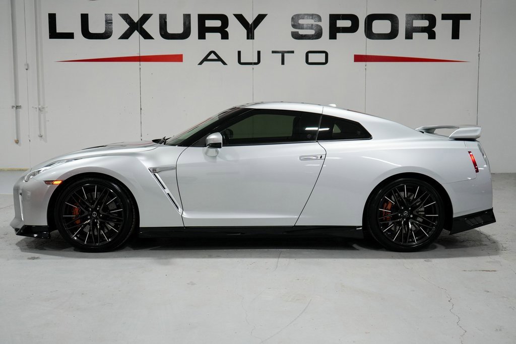 Used 2020 Nissan GT-R Premium image 2