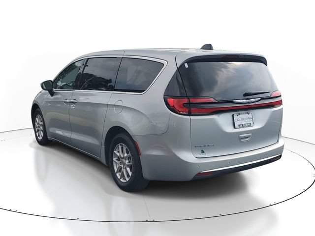 Used 2023 Chrysler Pacifica Touring-L FWD image 3