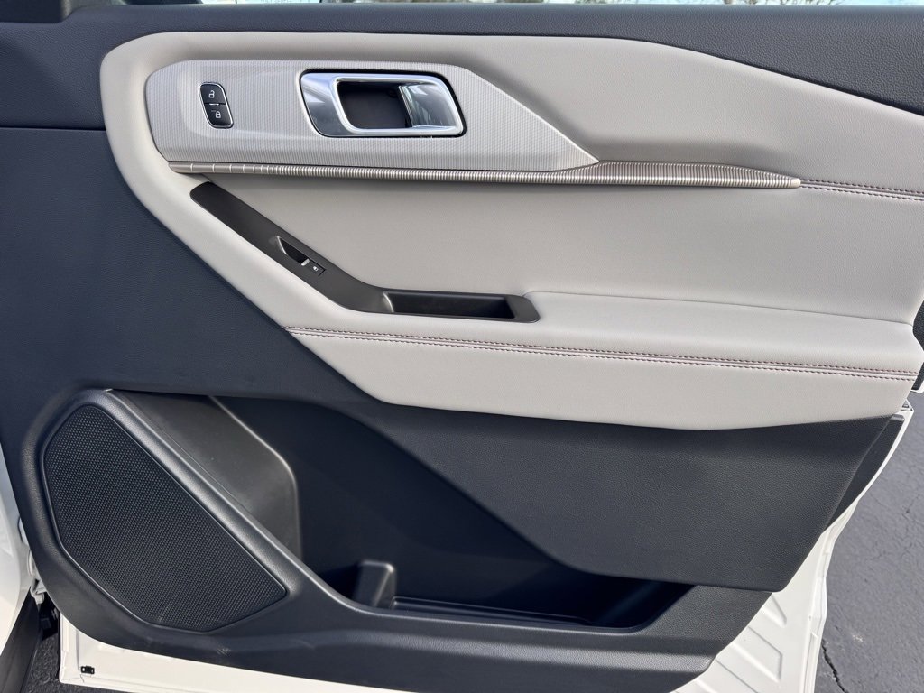 Used 2025 Ford Explorer Active w/ Active Comfort Package image 30