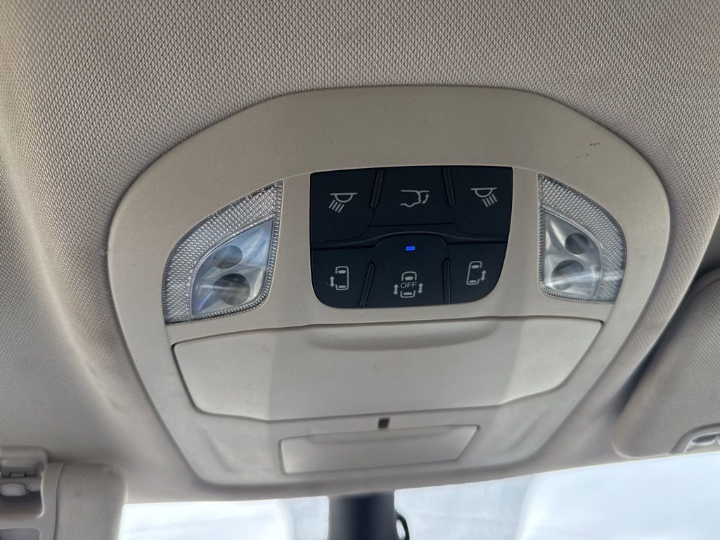 Used 2023 Chrysler Pacifica Touring-L FWD image 13
