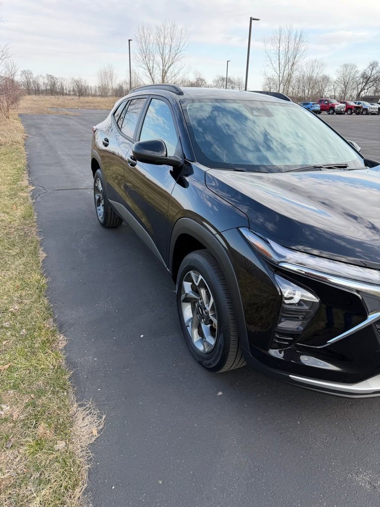 Used 2025 Chevrolet Trax LT FWD image 6