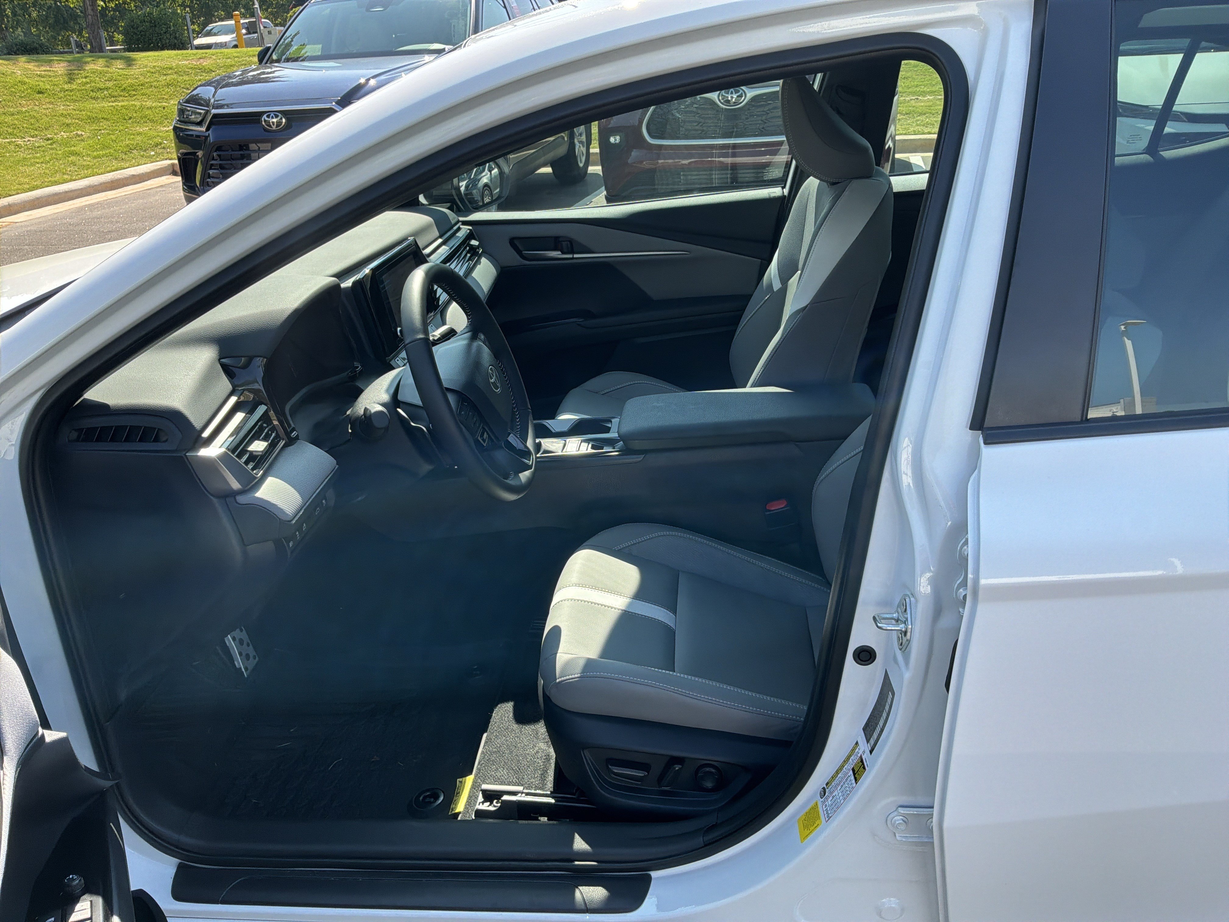 Used 2026 Toyota Camry SE w/ Convenience Package FWD image 16
