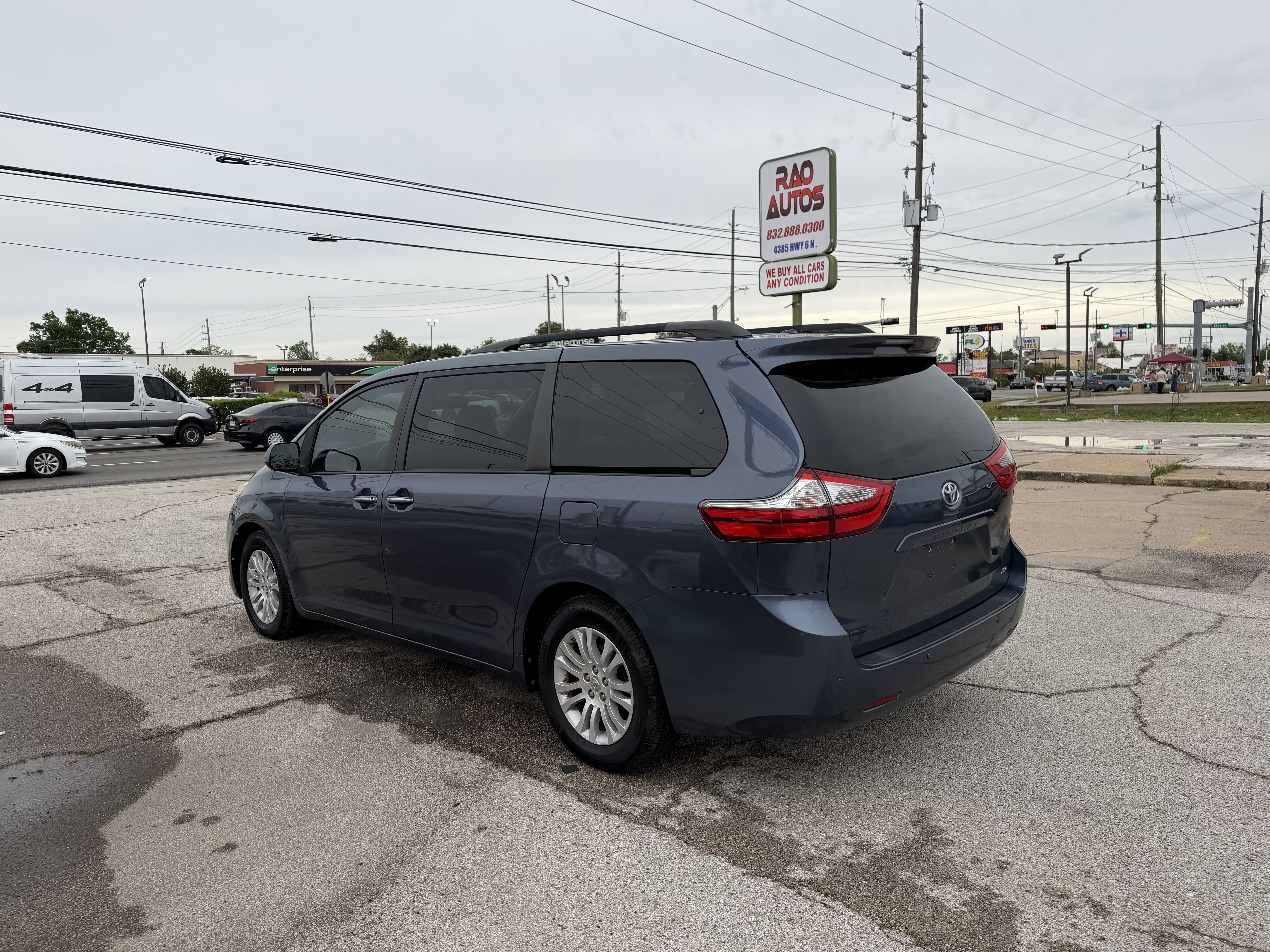 Used 2017 Toyota Sienna XLE w/ XLE Navigation Package image 4