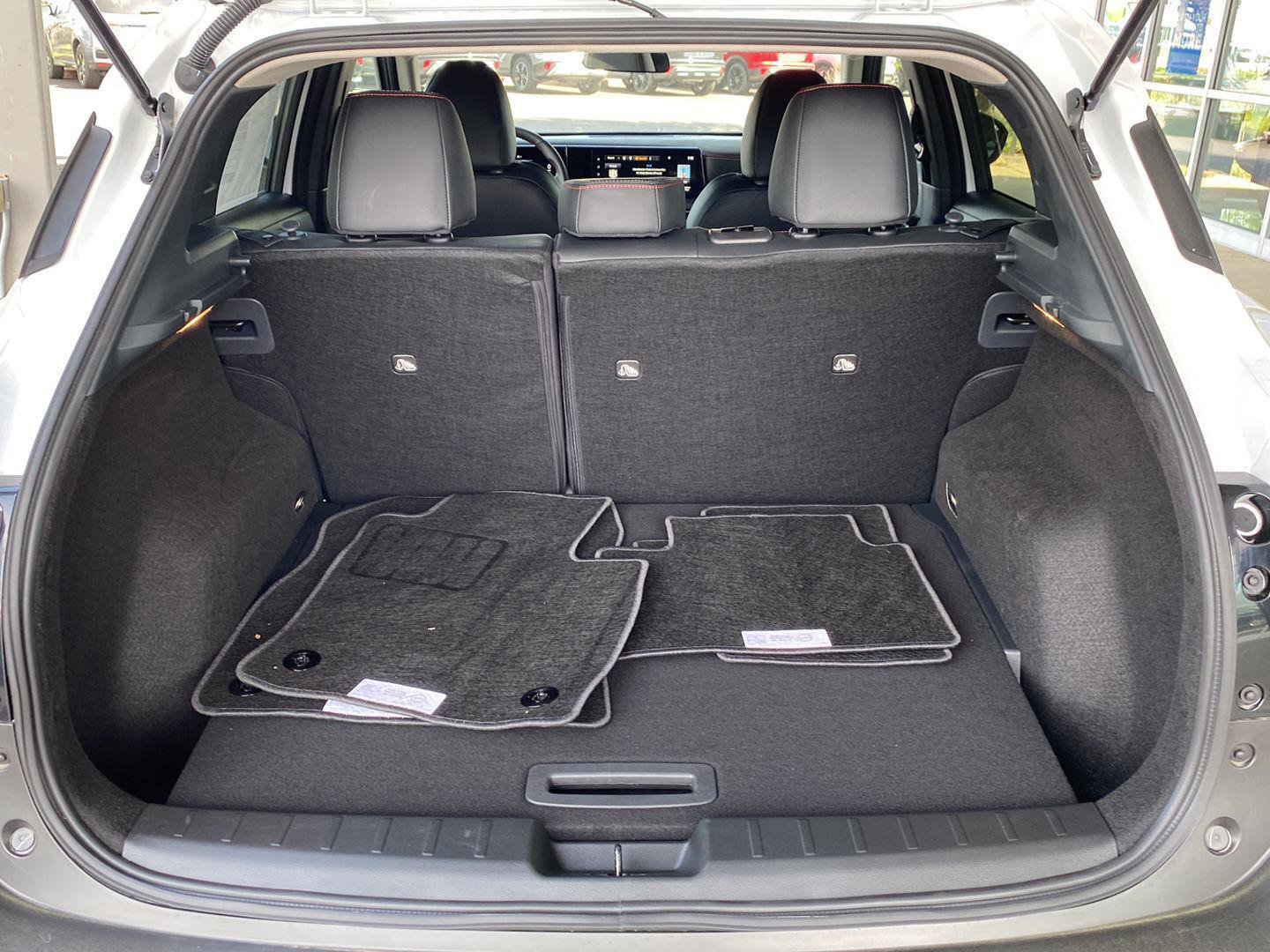 Used 2025 Nissan Kicks SR FWD image 11