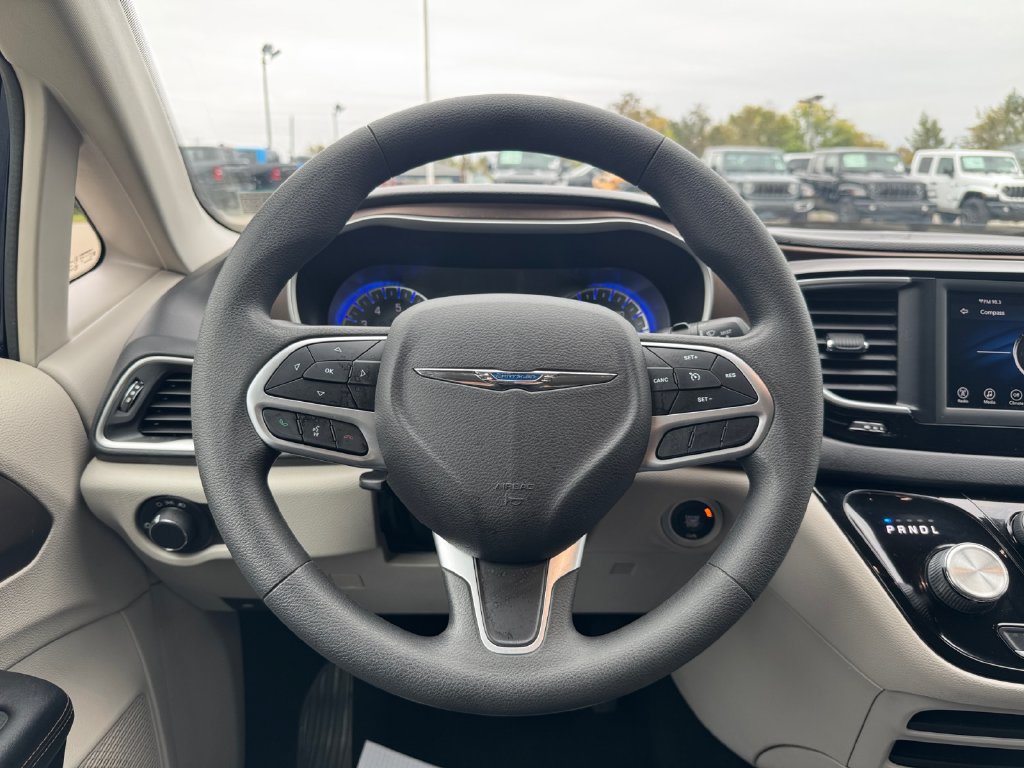 Used 2018 Chrysler Pacifica LX FWD image 15