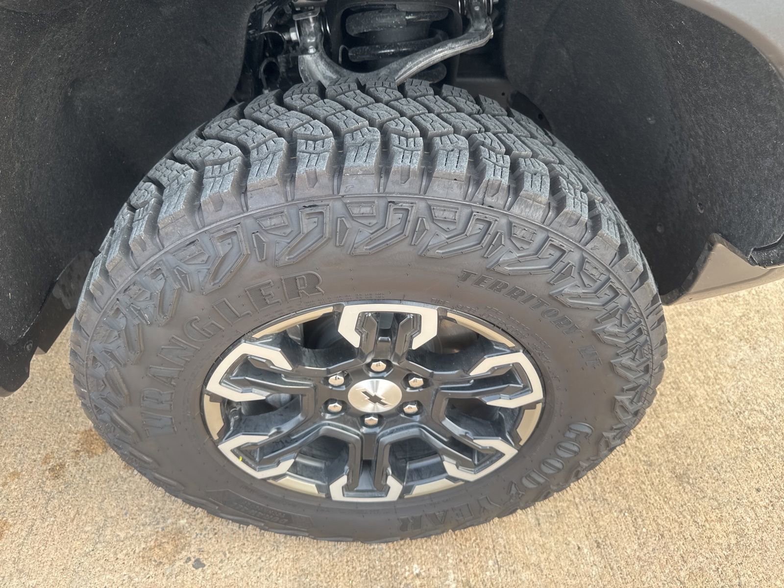 Used 2025 Chevrolet Silverado 1500 ZR2 w/ Technology Package image 6