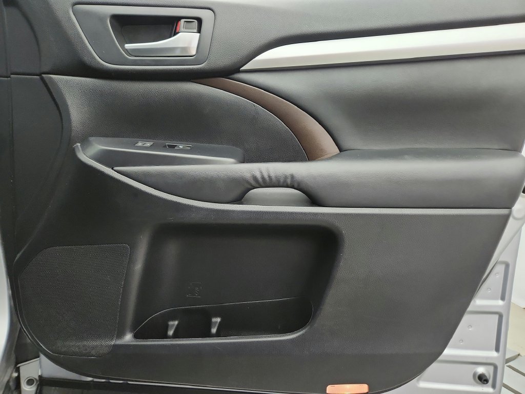 Used 2015 Toyota Highlander XLE AWD/4WD image 31