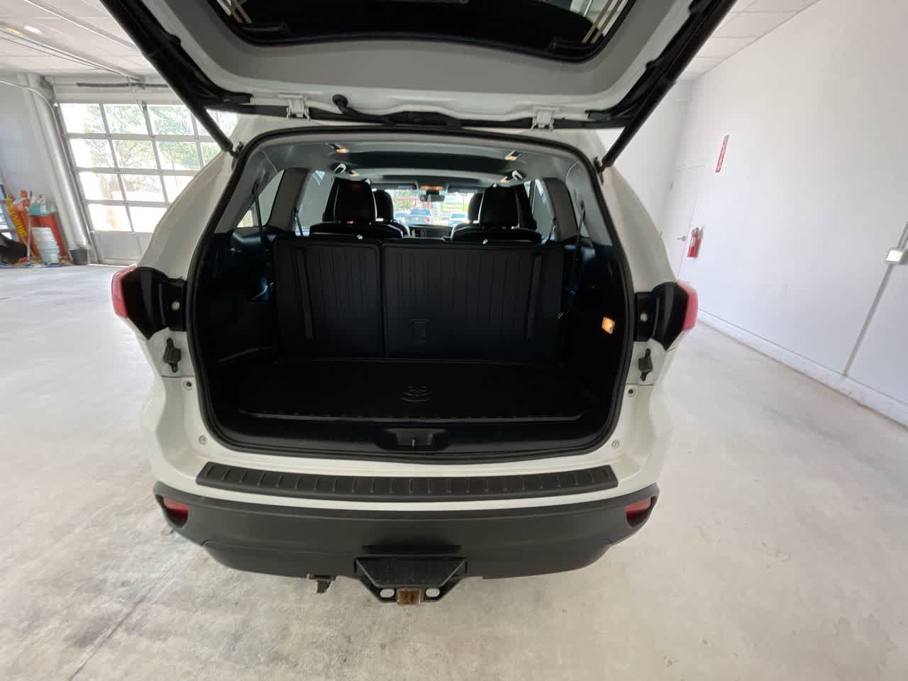 Certified 2019 Toyota Highlander SE AWD/4WD image 25